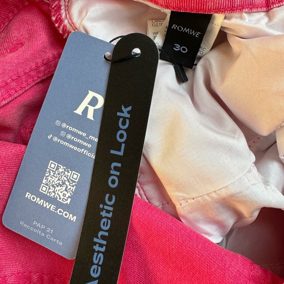 Romwe women’s pink Jean shorts, NWT- great condition, size 30 - Picture 3 of 3